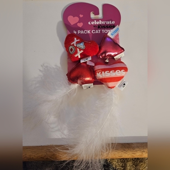 HERSHEY’S KISSES Valentine Catnip Toys 4-Pack with Feathers & Bell Pet soft toys - Picture 3 of 16